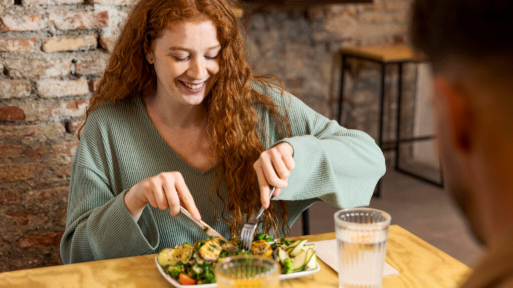 close-up-woman-man-restaurant